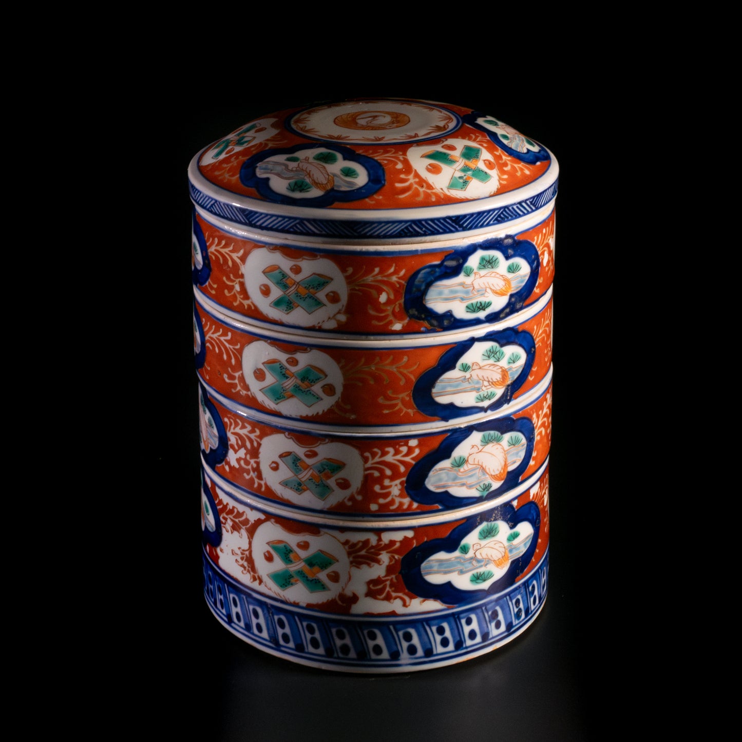 Four-tiered pottery